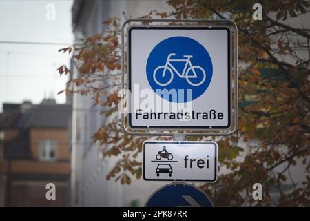 Bild eines Hinweisschildes auf einer Fahrradstraße in Köln. Ein Fahrradweg, manchmal auch als Stadtviertel bezeichnet, ein Viertel, Stockfoto