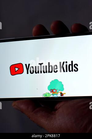 Kairo, Ägypten, April 1 2023: Starten und Starten der YouTube Kids-Anwendung auf einem Samsung Smartphone, einer amerikanischen Video-App und einer Website für Chil Stockfoto