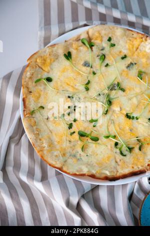 Vegetarische Pizza. Pilze, Mikrogrün. Vier dünne Käseteig. Hausgemachte Pizza auf einem Teller mit Blick von oben. Gesunde Lebensmittel Hintergrund. Stockfoto