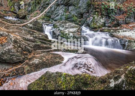 Flume und Wildfluss Steinklamm in Spiegelau im bayerischen Wald Stockfoto