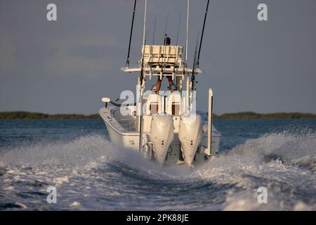 Das Fischerboot in der Mittelkonsole rast weg Stockfoto