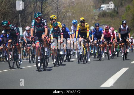 Amasa-Villabona, Euskadi, Spanien. 5. April 2023. Iraeta, Spanien, 05. April 2023: Das Peloton unter der Führung der Bora-Hansgrohe-Reiter während der 3. Etappe des Baskenlandes Itzulia 2023 zwischen Errenteria und Amasa-Villabona, am 05. April 2023, in Iraketa, Spanien. (Kreditbild: © Alberto Brevers/Pacific Press via ZUMA Press Wire) NUR ZUR REDAKTIONELLEN VERWENDUNG! Nicht für den kommerziellen GEBRAUCH! Stockfoto