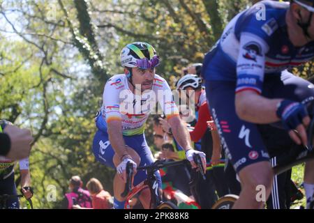 Amasa-Villabona, Euskadi, Spanien. 5. April 2023. Zizurkil, Spanien, 05. April 2023: TotalEnergie Rider, Pierre Latour während der 3. Etappe des Baskenlandes Itzulia 2023 zwischen Errenteria und Amasa-Villabona, am 05. April 2023 in Zizurkil, Spanien. (Kreditbild: © Alberto Brevers/Pacific Press via ZUMA Press Wire) NUR ZUR REDAKTIONELLEN VERWENDUNG! Nicht für den kommerziellen GEBRAUCH! Stockfoto