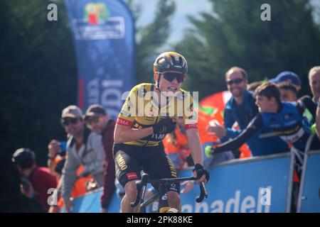 Amasa-Villabona, Euskadi, Spanien. 5. April 2023. Amasa-Villabona, Spanien, 05. April 2023: Jumbo-Visma-Fahrer Jonas Vingegaard feiert den Sieg während der 3. Etappe des Baskenlandes Itzulia 2023 zwischen Errenteria und Amasa-Villabona am 05. April 2023 in Amasa-Vilalbona, Spanien. (Kreditbild: © Alberto Brevers/Pacific Press via ZUMA Press Wire) NUR ZUR REDAKTIONELLEN VERWENDUNG! Nicht für den kommerziellen GEBRAUCH! Stockfoto