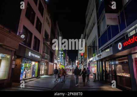 Bild der hohen Straße mit Geschäften an einem samstagabend in Köln. Die hohe Straße ist eine Einkaufsstraße in der Kölner Altstadt Stockfoto