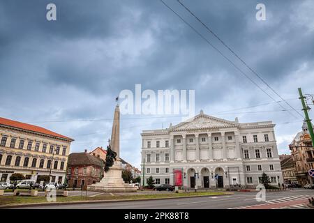 Bild der Hauptstraße von Arad, Rumänien, das Bulevardul Revolutiei, mit Fokus auf teatrul ioan slavici Theater. Arad ist die Hauptstadt von Arad Stockfoto