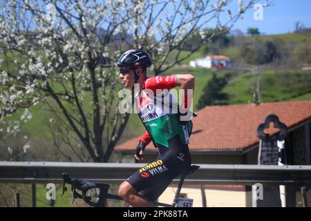 Amasa-Villabona, Euskadi, Spanien. 5. April 2023. Iraeta, Spanien, 05. April 2023: Der Jumbo-Visma-Reiter Attila Valter während der 3. Etappe des Baskenlandes Itzulia 2023 zwischen Errenteria und Amasa-Villabona, am 05. April 2023, in Iraketa, Spanien. (Kreditbild: © Alberto Brevers/Pacific Press via ZUMA Press Wire) NUR ZUR REDAKTIONELLEN VERWENDUNG! Nicht für den kommerziellen GEBRAUCH! Stockfoto