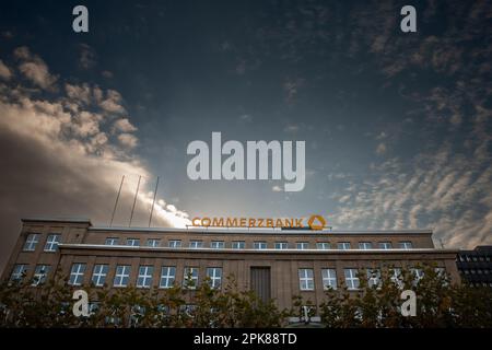 Bild eines Schildes mit dem Logo der Commerzbank Bank auf ihrem Büro im Zentrum Dortmund. Die Commerzbank AG ist eine große deutsche Bank, die als tätig ist Stockfoto