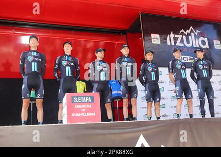 Amasa-Villabona, Euskadi, Spanien. 5. April 2023. Errenteria, Spanien, 05. April 2023: The Riders of Team DSM during the 3. stage of the Itzulia Basque Country 2023 between Errenteria and Amasa-Villabona, am 05. April 2023 in Errenteria, Spanien. (Kreditbild: © Alberto Brevers/Pacific Press via ZUMA Press Wire) NUR ZUR REDAKTIONELLEN VERWENDUNG! Nicht für den kommerziellen GEBRAUCH! Stockfoto