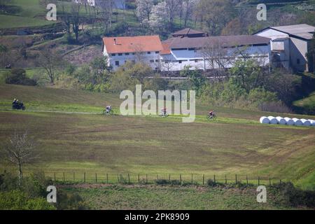 Amasa-Villabona, Euskadi, Spanien. 5. April 2023. Zizurkil, Spanien, 05. April 2023: Teil der Pause, die während der 3. Etappe des Baskenlandes Itzulia 2023 zwischen Errenteria und Amasa-Villabona am 05. April 2023 in Zizurkil, Spanien, abbrach. (Kreditbild: © Alberto Brevers/Pacific Press via ZUMA Press Wire) NUR ZUR REDAKTIONELLEN VERWENDUNG! Nicht für den kommerziellen GEBRAUCH! Stockfoto