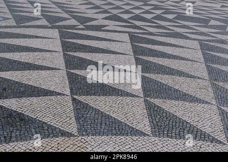 Ziegelboden in Lissabon, Portugal. Traditionelles altes Mosaik auf dem Bürgersteig oder Bürgersteig in der Stadt Stockfoto