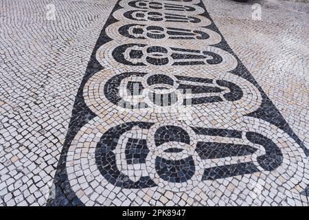 Ziegelboden in Lissabon, Portugal. Traditionelles altes Mosaik auf dem Bürgersteig oder Bürgersteig in der Stadt Stockfoto