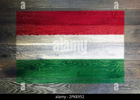 Ungarische Flagge auf rustikalem altem Holzhintergrund Stockfoto