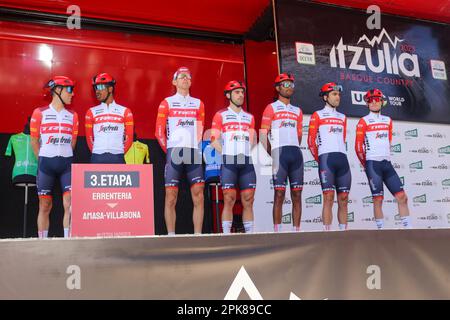 Amasa-Villabona, Euskadi, Spanien. 5. April 2023. Errenteria, Spanien, 05. April 2023: Trek-Segafredo-Reiter während der 3. Etappe des Baskenlandes Itzulia 2023 zwischen Errenteria und Amasa-Villabona, am 05. April 2023 in Errenteria, Spanien. (Kreditbild: © Alberto Brevers/Pacific Press via ZUMA Press Wire) NUR ZUR REDAKTIONELLEN VERWENDUNG! Nicht für den kommerziellen GEBRAUCH! Stockfoto