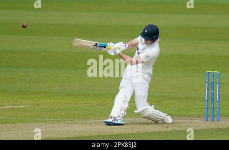 Yorkshire's Finlay Bean am ersten Tag des Spiels LV= Insurance County Championship Division Two im Headingley Stadium, Yorkshire. Foto: Donnerstag, 6. April 2023. Stockfoto