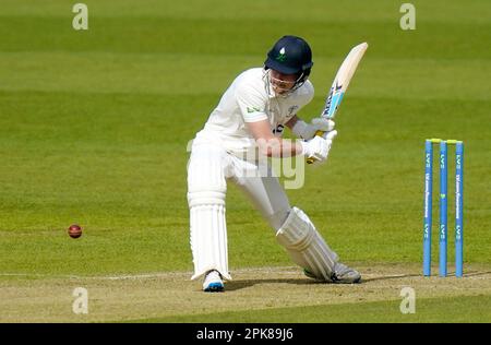 Yorkshire's Finlay Bean am ersten Tag des Spiels LV= Insurance County Championship Division Two im Headingley Stadium, Yorkshire. Foto: Donnerstag, 6. April 2023. Stockfoto