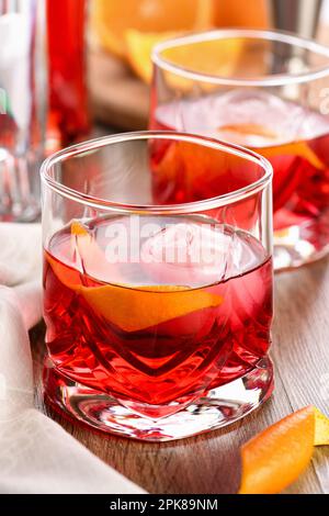 Ein klassischer Negroni mit gleichen Teilen aus Campari, Gin und süßem Wermut, garniert mit Orangenschale. Der perfekte Aperitif vor dem Abendessen Stockfoto