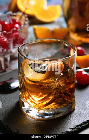 Die irische Rothaarige. Whiskey-Cocktail, Grenadine-Sirup, Club Soda, Zitronen- oder Limettensaft, garniert mit Orangenschale, serviert im Scotch-Kurs mit Eis. Stockfoto