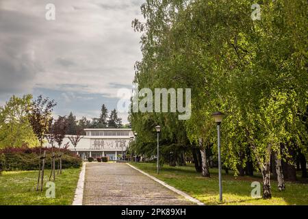 Bild von Muzej istorije jugoslavije in belgrad, Serbien, mit einem Brunnen davor. Das Museum von Jugoslawien ist ein öffentliches Geschichtsmuseum in Belgrad, Stockfoto