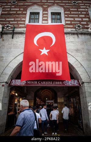 Bild einer Menschenmenge am Eingang zum ägyptischen Basar von Istanbul, Türkei. Der Gewürzbasar in Istanbul, Türkei, ist einer der größten Basare in t Stockfoto