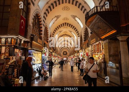 Bild einer Menschenmenge im ägyptischen Basar von Istanbul, Türkei. Der Gewürzbasar in Istanbul, Türkei, ist einer der größten Basare der Stadt. Befindet Stockfoto