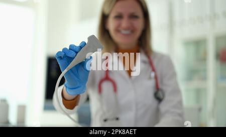 Arzt der Ultraschalldiagnostik, der die Sonde in der Hand hält, in der klinischen Nahaufnahme Stockfoto