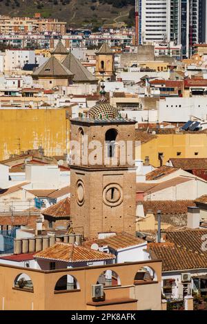 Der Glockenturm des Parroquia Santiago Apóstol Málaga, von den Mauern der Alcazaba de Malaga aus gesehen. Muslimische Festung an den Hängen von Stockfoto