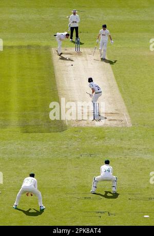 Dawid Malan Fledermäuse in Yorkshire am ersten Tag des Spiels LV= Insurance County Championship Division Two im Headingley Stadium, Yorkshire. Foto: Donnerstag, 6. April 2023. Stockfoto