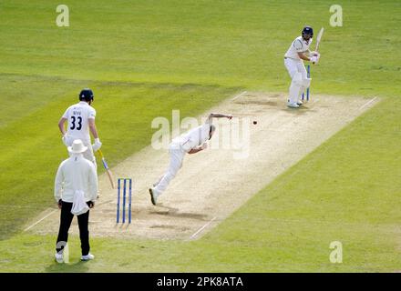 Dawid Malan Fledermäuse in Yorkshire am ersten Tag des Spiels LV= Insurance County Championship Division Two im Headingley Stadium, Yorkshire. Foto: Donnerstag, 6. April 2023. Stockfoto