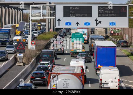 Oberhausen, Nordrhein-Westfalen, Deutschland - Stau auf der Autobahn A3, Osterreisen, Autos, Lieferwagen, Lastwagen, Wohnwagen und Camper stecken in tra fest Stockfoto