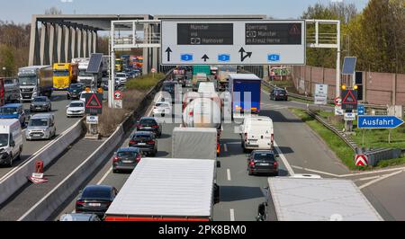 Oberhausen, Nordrhein-Westfalen, Deutschland - Stau auf der Autobahn A3, Osterreisen, Autos, Lieferwagen, Lastwagen, Wohnwagen und Camper stecken in tra fest Stockfoto