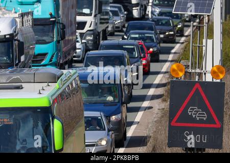 Oberhausen, Nordrhein-Westfalen, Deutschland - Stau auf der Autobahn A3, Osterreisen, Autos, Lieferwagen, Lastwagen, Wohnwagen und Camper stecken in tra fest Stockfoto