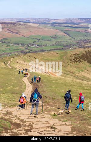 Die Leute wandern mit dem Rucksack entlang des großen Ridges Mam Tor in Castleton im Derbyshire Peak District England Stockfoto