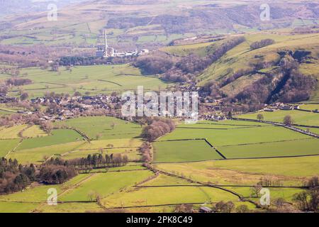 Blick auf das Derbyshire Village Castleton vom Gipfel des Mam Tor im English Peak District Stockfoto