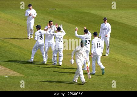 Lyndon James (rechts) in Nottinghamshire sieht deprimiert aus, nachdem er von Liam Dawson aus Hampshire während des ersten Tages des Spiels der LV= Insurance County Championship Division Two beim Ageas Bowl, Southampton, von einem Ball von Kyle Abbott erwischt wurde. Foto: Donnerstag, 6. April 2023. Stockfoto