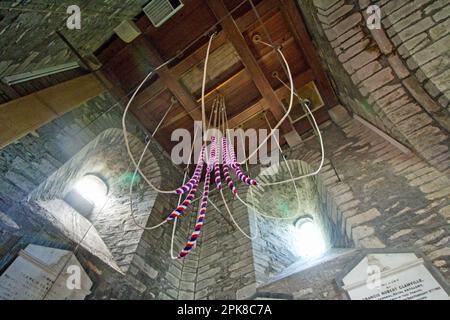 Die Glocke läutet in der St. German's Priory in Cornwall. Werden sie für die Krönung des Königs rufen? Es gibt etwa 6,000 Sätze von Glocken in t Stockfoto