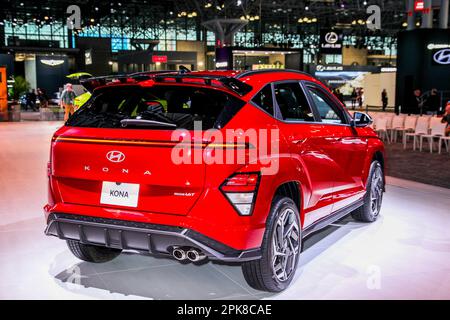 NEW YORK, NY, USA - 5. APRIL 2023: Die 2024 Hyundai Kona 1,6 T N Lines auf der New York International Auto Show Stockfoto