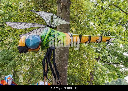 Zusammenstellung und Vorbereitung der Teilnehmer für den Beginn der Prozession durch die Straßen von Skipton beim Internationalen Puppenfest 2015 . Stockfoto