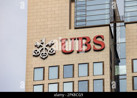 UBS-Banklogo auf dem OpernTurm-Gebäude. Schweizer Investmentbank und Finanzdienstleistungsgesellschaft in Frankfurt am Main. Stockfoto