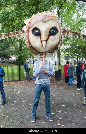 Zusammenstellung und Vorbereitung der Teilnehmer für den Beginn der Prozession durch die Straßen von Skipton beim Internationalen Puppenfest 2015 . Stockfoto