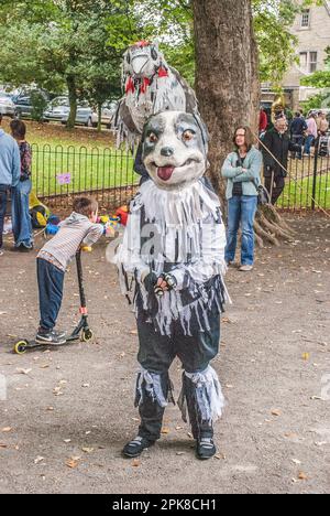 Zusammenstellung und Vorbereitung der Teilnehmer für den Beginn der Prozession durch die Straßen von Skipton beim Internationalen Puppenfest 2015 . Stockfoto