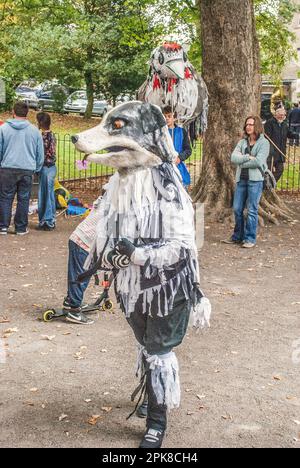 Zusammenstellung und Vorbereitung der Teilnehmer für den Beginn der Prozession durch die Straßen von Skipton beim Internationalen Puppenfest 2015 . Stockfoto