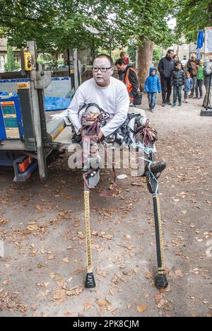 Zusammenstellung und Vorbereitung der Teilnehmer für den Beginn der Prozession durch die Straßen von Skipton beim Internationalen Puppenfest 2015 . Stockfoto