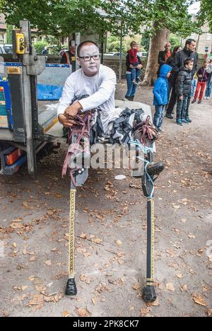 Zusammenstellung und Vorbereitung der Teilnehmer für den Beginn der Prozession durch die Straßen von Skipton beim Internationalen Puppenfest 2015 . Stockfoto