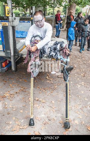 Zusammenstellung und Vorbereitung der Teilnehmer für den Beginn der Prozession durch die Straßen von Skipton beim Internationalen Puppenfest 2015 . Stockfoto