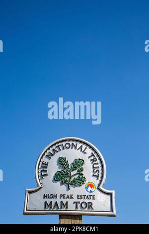 National Trust-Schild markiert den Beginn des Spaziergangs entlang des großen Kammes zum Mam Tor hoch über dem Dorf Derbyshire in Castleton England Stockfoto