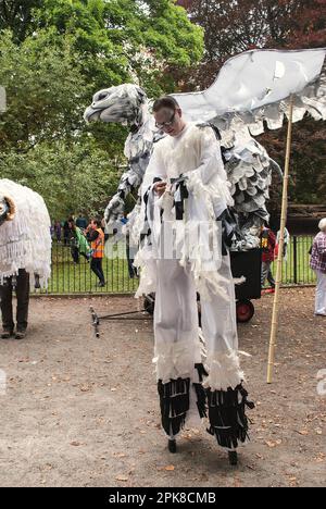 Zusammenstellung und Vorbereitung der Teilnehmer für den Beginn der Prozession durch die Straßen von Skipton beim Internationalen Puppenfest 2015 . Stockfoto