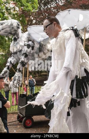 Zusammenstellung und Vorbereitung der Teilnehmer für den Beginn der Prozession durch die Straßen von Skipton beim Internationalen Puppenfest 2015 . Stockfoto