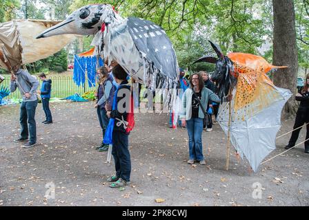 Zusammenstellung und Vorbereitung der Teilnehmer für den Beginn der Prozession durch die Straßen von Skipton beim Internationalen Puppenfest 2015 . Stockfoto