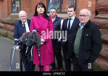 (Von links nach rechts) Eugene Reavey, Grainne Teggart Amnesty UK's Northern Ireland Deputy Director, Eugene Oliver, Solicitor Darragh Mackin und Gerry McAnespie sprechen nach einem Treffen mit Tanaiste Micheal Martin vor dem irischen Regierungssekretariat in Belfast zu den Medien. Foto: Donnerstag, 6. April 2023. Stockfoto